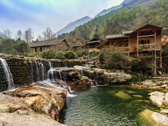 卧龙谷卧龙谷大鄣山卧龙谷风景区是一处纯自然,纯生态,纯原始的峡谷