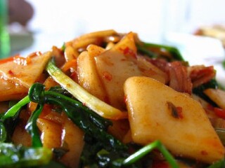 昆明特色小吃去哪里吃?要具体的地方呀`~`-请