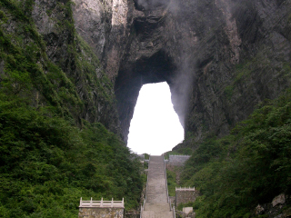 張家界天門山玻璃棧道2人旅游需要多少錢_張家界天門山玻璃棧道游 旅行團_旅游團張家界天門山玻璃棧道