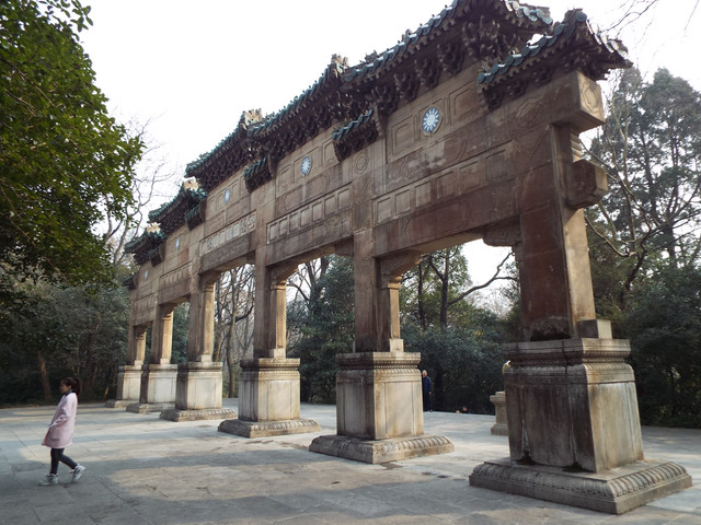 万工池北,是灵谷寺景区的大门,叫"红山门".