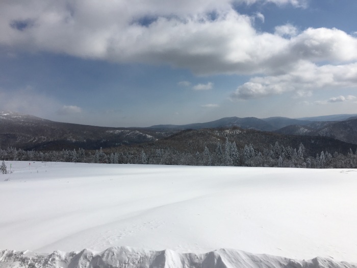 山顶到处都是这么多厚厚的积雪,让人好想躺下去