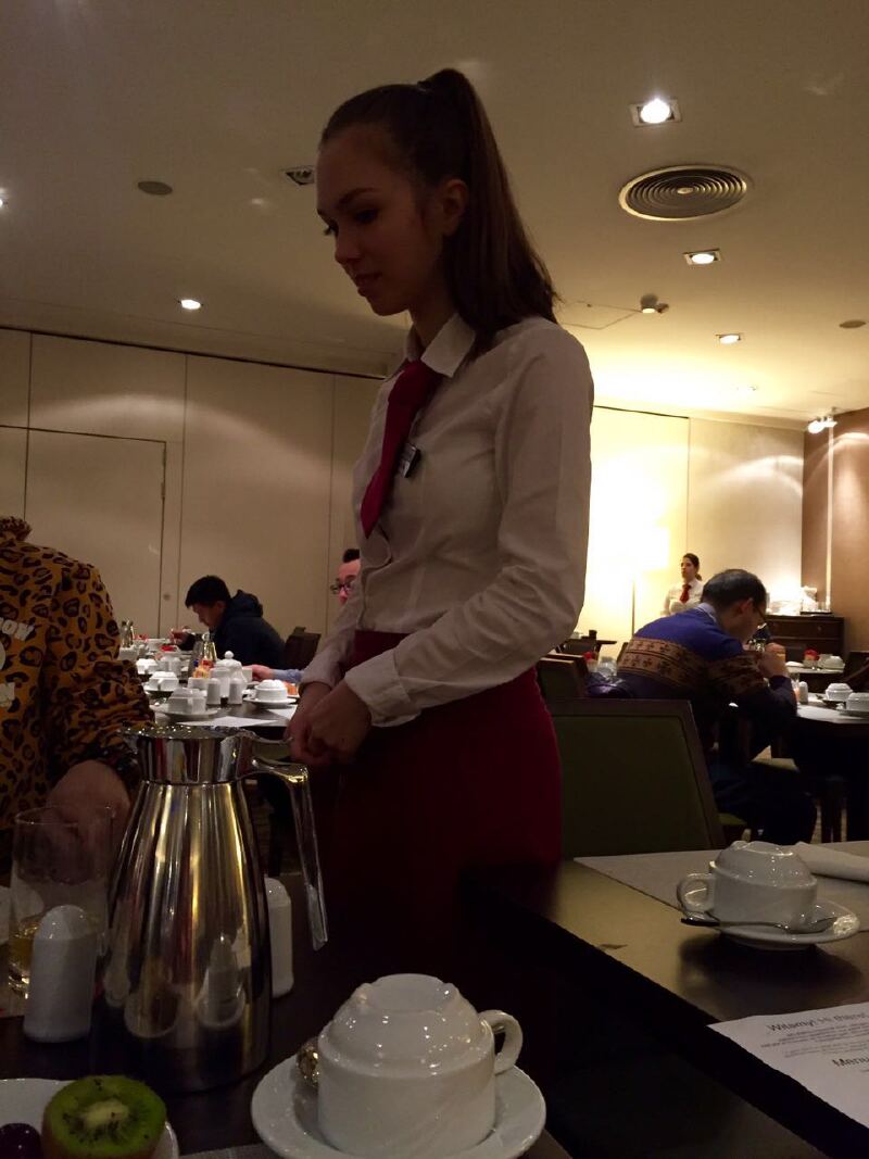 服务我吃早餐的美女服务员,我竟然傻傻的拿