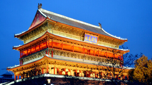 乘车至西安市中心钟鼓楼广场,回民街游览,车程约20分.