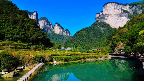 长沙-韶山-张家界-黄龙洞-天门山-凤凰古城4日游赠送德夯苗寨,土家