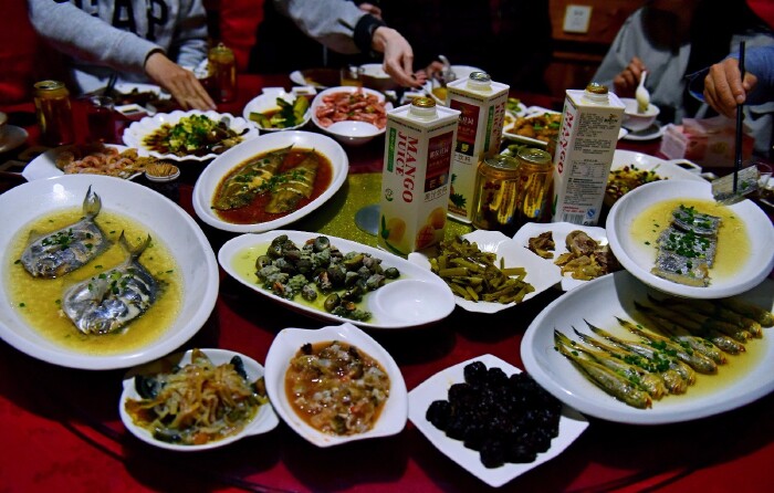 给我们做了一桌美味的海鲜大餐,全是当地的特色菜,丰富多样.