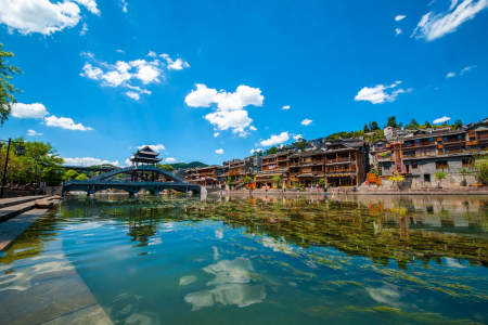<长沙-张家界国家森林公园-天门山-玻璃栈道-凤凰古城火车4日游>长进怀出高铁线路, 畅游武陵源核心景区 天空之路玻璃栈道 含凤凰伴手礼 <长沙-张家界国家森林公园-天门山-玻璃栈道-凤凰古城火车4日游>长进怀出高铁线路, 畅游武陵源核心景区 天空之路玻璃栈道 含凤凰伴手礼