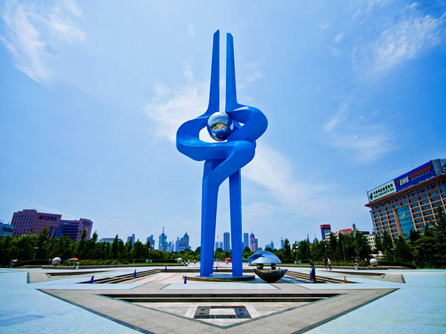 泉城广场是山东省省会济南市的中心广场,坐落于济南市中心繁华地带.