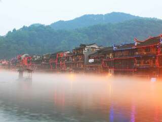 湖南鳳凰古城最佳旅游路線_8月湖南鳳凰古城旅游_湖南鳳凰古城高端品質(zhì)旅游團