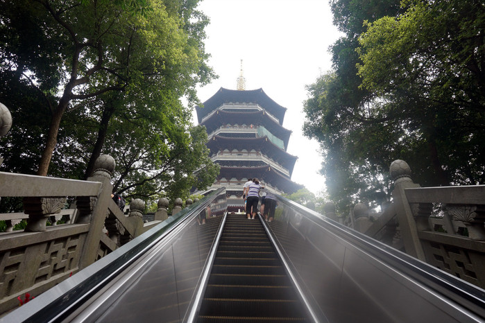 不得不说雷峰塔有一点是非常值得称赞的,走进雷峰塔,需要上一部分台阶