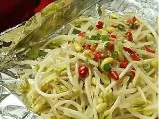 用锡纸做成碗状,里面放入豆芽,海白,香葱,辣椒末等调料,再配上清水