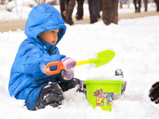 小孩子玩雪