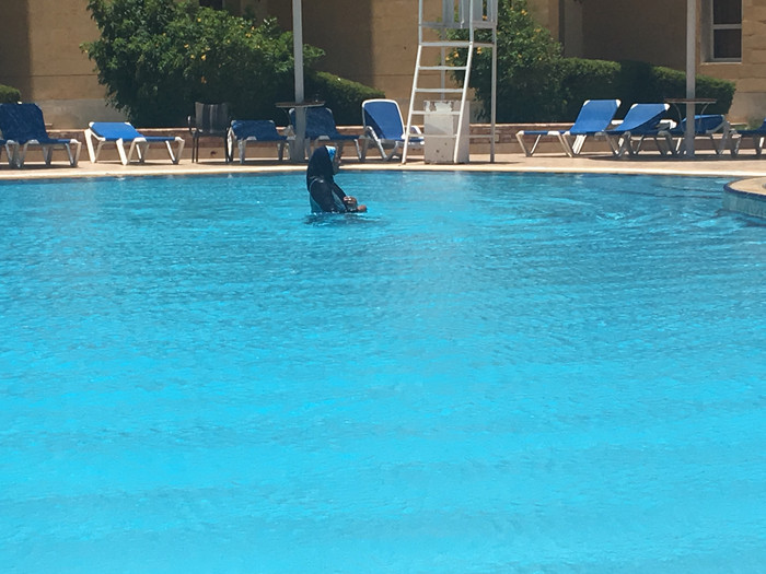 酒店的泳池人很少,基本没有女生在游泳,当地女人不会裸露身体.
