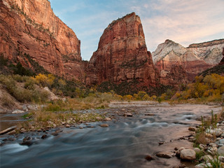 今日游览秀丽的【锡安国家公园(zion national park)】,雄伟的赤壁