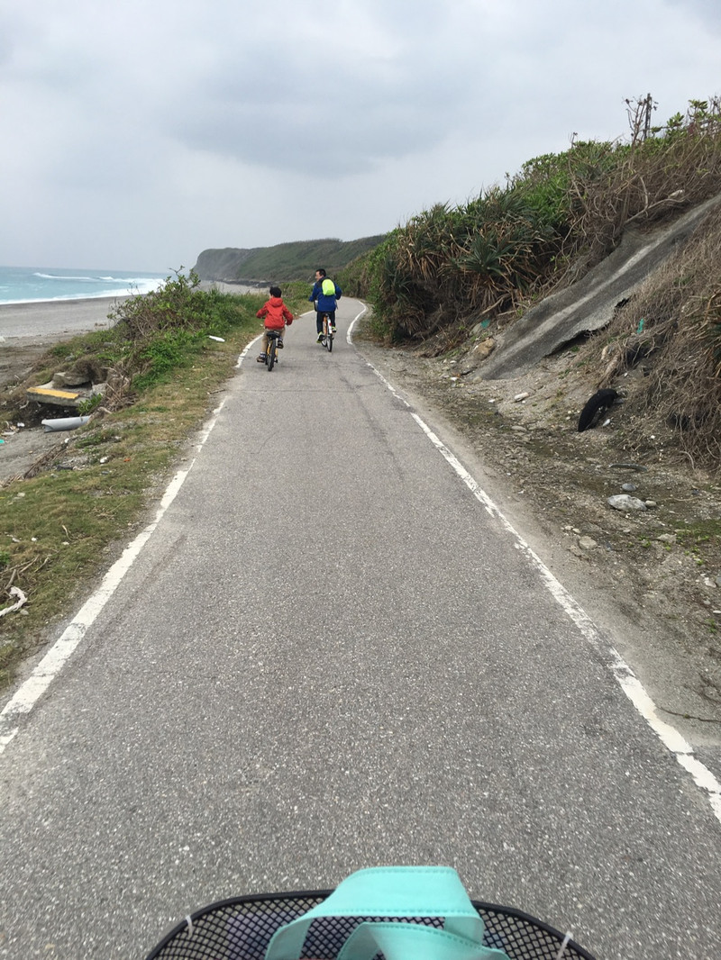 租了自行车沿海边自行车道骑行,轻松自在的一天,就是没太阳,山都笼罩