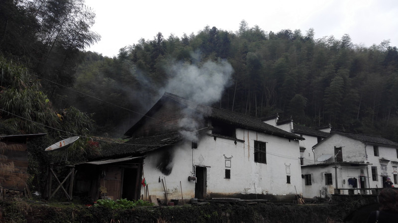 炊烟缭缭,农家的人们已经在准备中饭了