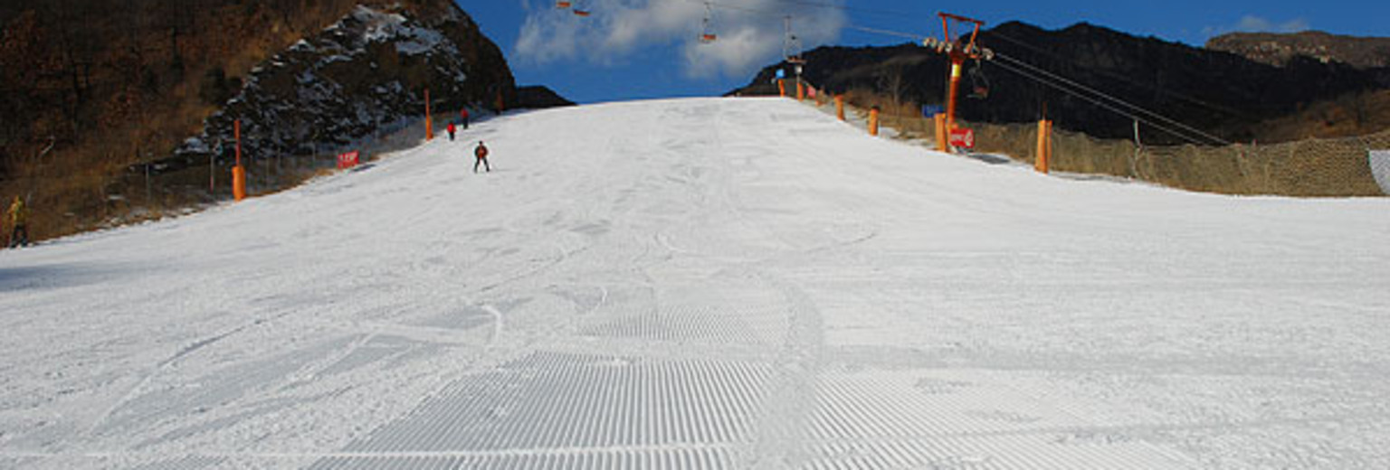 鹞子沟康乐山庄滑雪场——宽阔的雪道