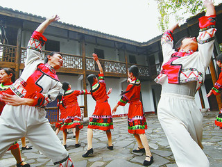 千人共享杀猪宴1日游>吃抬格子,喝包谷酒,山歌对唱,跳巴山舞