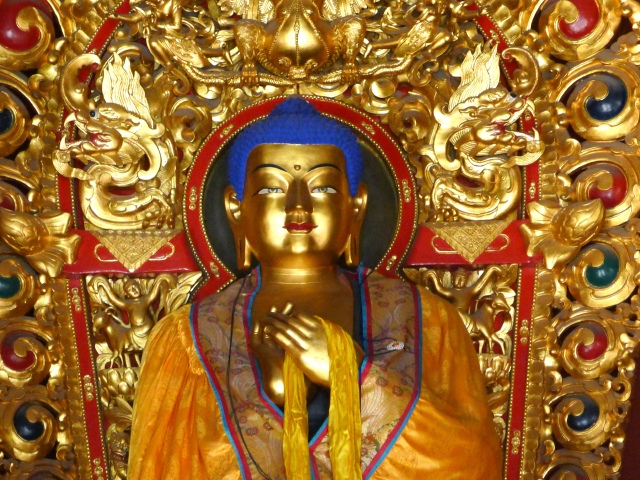 雍和宫是敬香礼佛和旅游观光的好去处