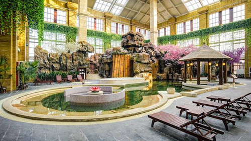 光合谷温泉位于天津市静海县团泊胡光合谷旅游度假区,全名是光合谷