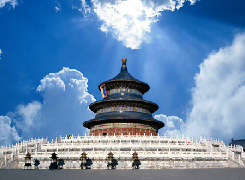天坛是北京作为帝都的重要标志性建筑,它是世界上规模较大的 坛庙建筑