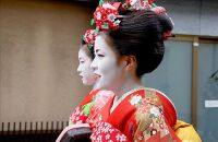 观看艺伎表演和走秀