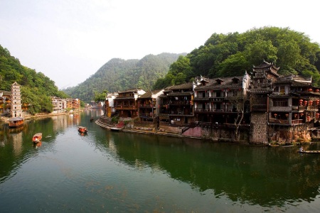 <长沙-张家界森林公园-天门山-玻璃栈道-凤凰古城6日游>宿特色酒店，品特色三下锅，享养身娃娃鱼宴，走玻璃栈道（当地参团）