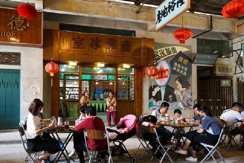 玩累了还可以在香港街傍边的"南华冰室",这个典型的茶餐厅