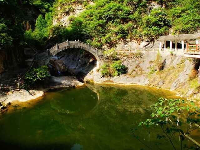 《西狭颂》文化风景区,景区位于成县西部的天井山麓,鱼窍峡中,西峡颂