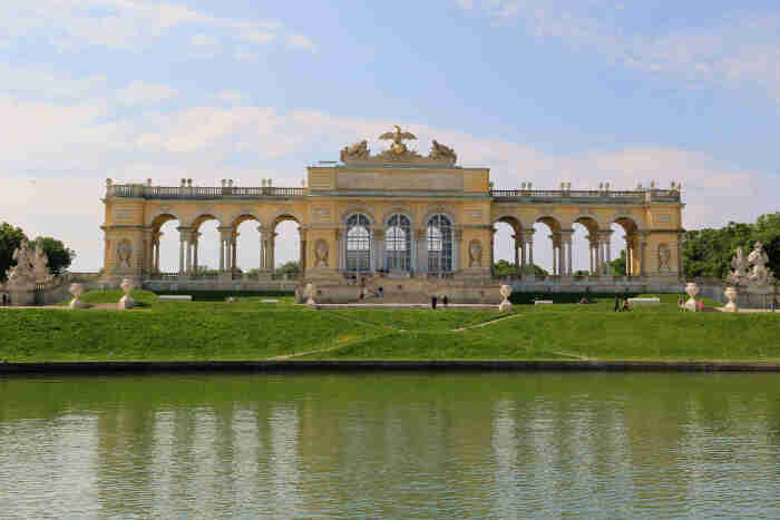 迪拜人均月收入_平均月收入约4000元(2)