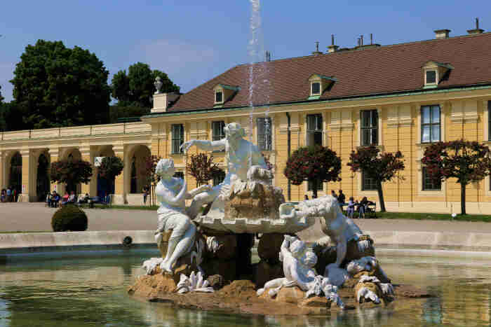 迪拜人均月收入_平均月收入约4000元(3)