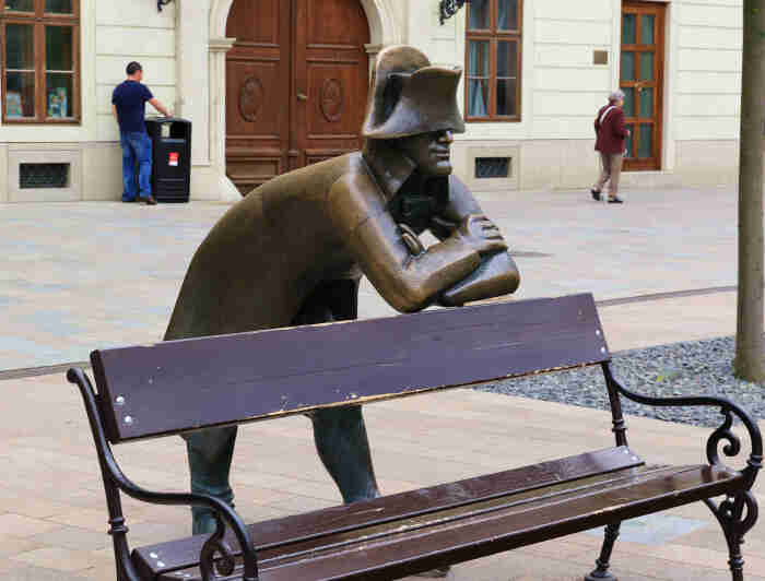 迪拜人均月收入_平均月收入约4000元(2)