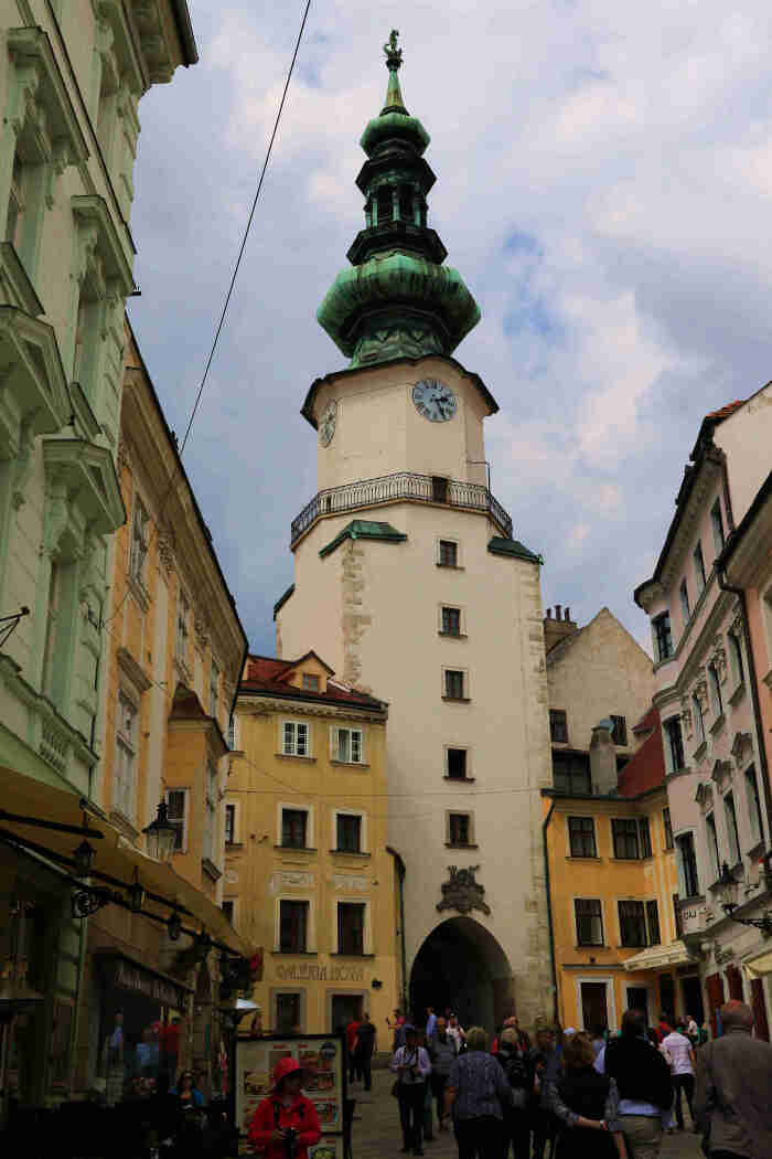 迪拜人均月收入_平均月收入约4000元(2)