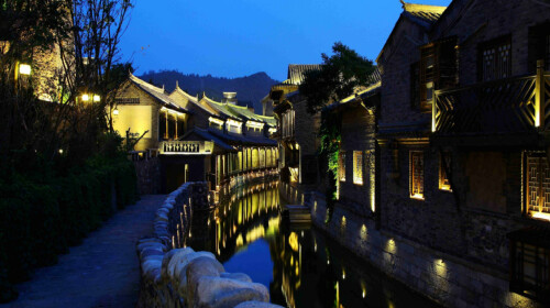  密云-古北水镇大巴1日游>水镇夜景,3d水舞灯光秀,赏花灯,逛庙会,长城