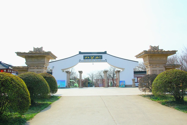 据传,孙蟠在修建青琅馆后,读书习画,寄情山水,忘世间烦忧,见此谷清幽