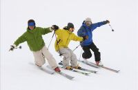 白马村地区滑雪场上滑雪