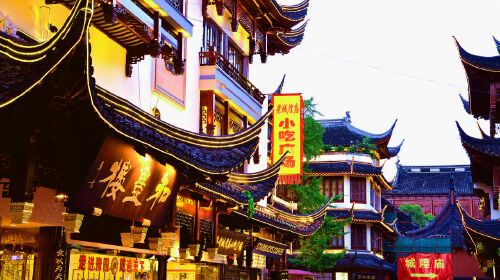 上海城隍庙小吃推荐 南翔小笼馒头:又叫南 翔小笼包,是上海传统名