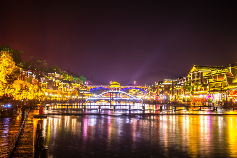 沱江夜景,晚上很多人,游离在大街小巷之间,江边