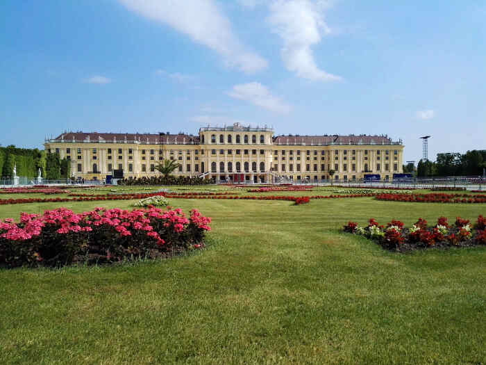 迪拜人均月收入_平均月收入约4000元(2)