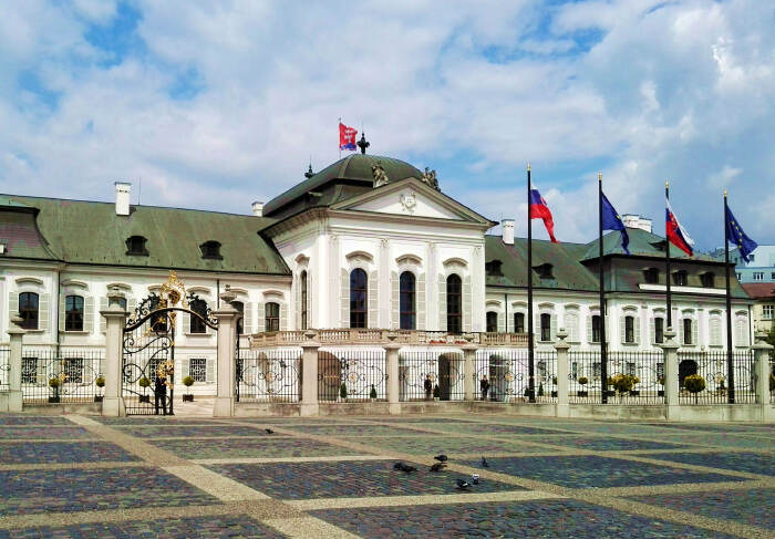 迪拜人均月收入_平均月收入约4000元(3)