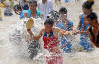 感受泼水节