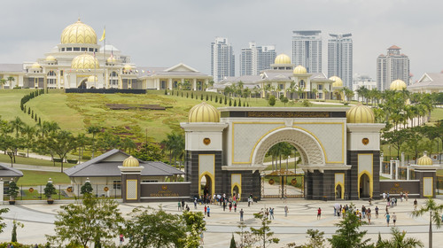 2011年落成的新国家皇宫(istana negara)是马来西亚元首(yang di