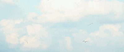 阳光洒在海滩上,洒下一片金黄,碎钻一样闪耀着的海面令人恍惚.