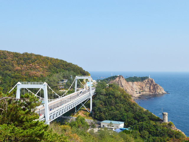 滨海路大连的情人路,一面有山,一面是海,山海围绕间蜿蜒曲折的路.