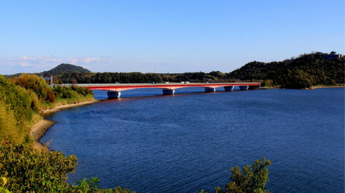 随后前往滨松地区,参观日本十大湖之一的滨名湖,欣赏湖光美景,之后