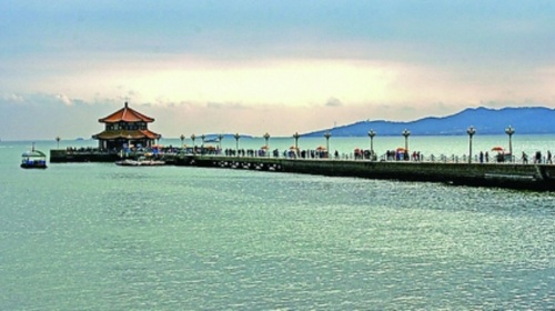 早乘车赴青岛,游览青岛标志物—栈桥(约40分钟);(栈桥划波斩浪,象一