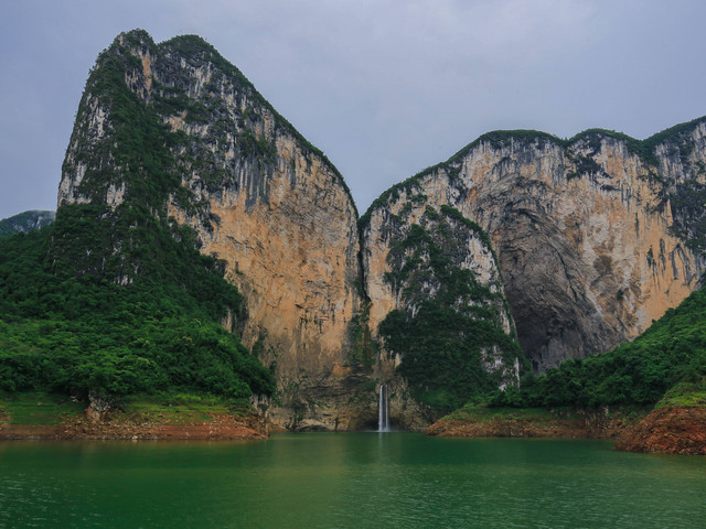 恩施清江风景旅游区,地处长江三峡和张家界两大国际知名景区之间.