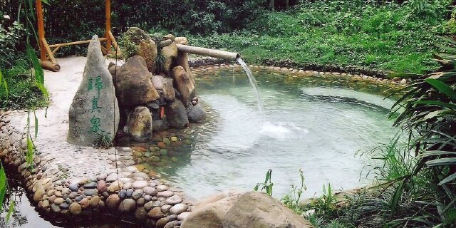  重庆天赐温泉度假酒店-酒景套餐2日>豪华房1晚,含双早,免费赠送双人