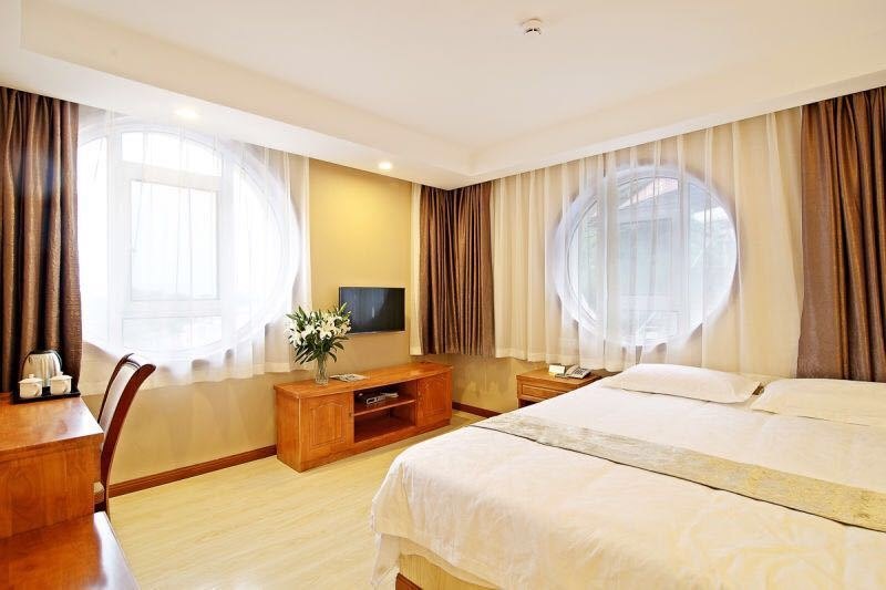 hotelPic