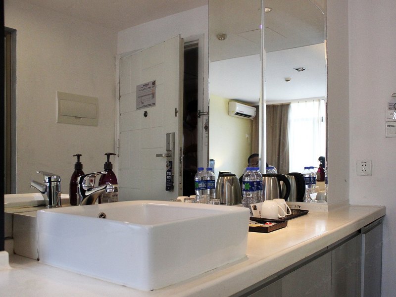 hotelPic