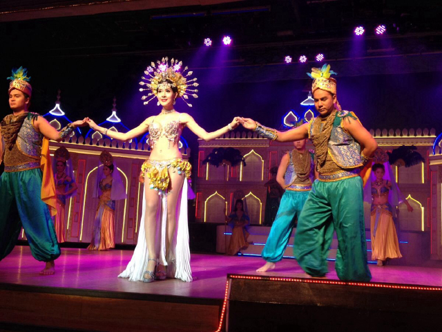 西蒙人妖秀是普吉**间人妖表演秀场,也是**一间位于游客区的人妖谐